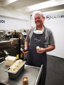 Der Chef beim Eis herstellen - Jüttes Weidberghof